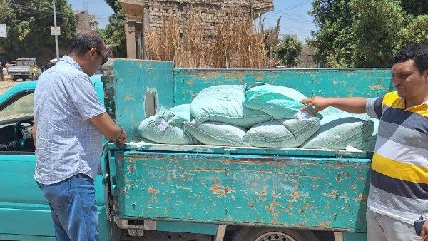 إحباط محاولة تهريب 34 جوال دقيق بلدي مدعم قبل بيعه بالسوق السوداء في قنا إحباط محاولة تهريب 34 جوال دقيق بلدي مدعم قبل بيعه بالسوق السوداء في قنا