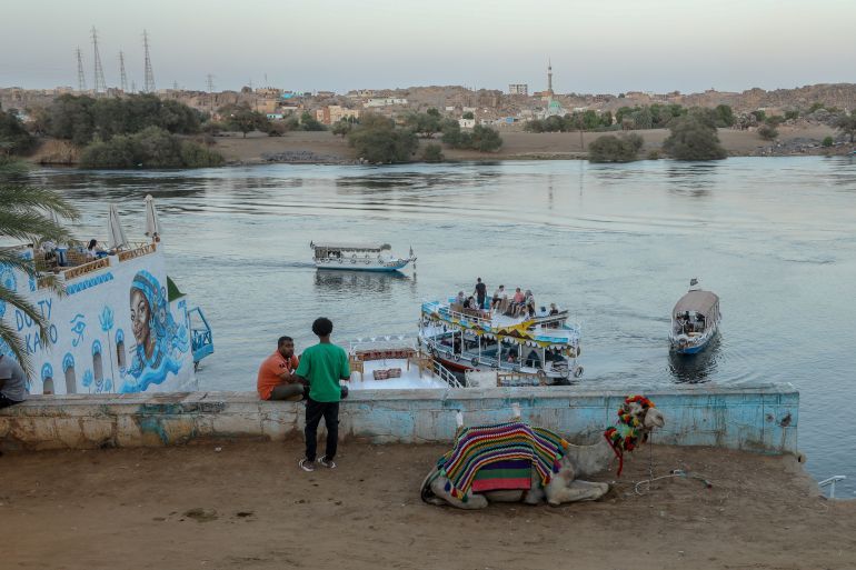 إلى ضفاف النيل بمحافظة أسوان جنوبي مصر، يشد سياح أجانب من مختلف الجنسيات رحالهم لقرية