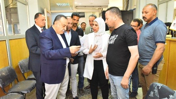 تركيب شاشة لعرض الخريطة الاستثمارية والإجراءات المطلوبة بمركز خدمات أسيوط..صور تركيب شاشة لعرض الخريطة الاستثمارية والإجراءات المطلوبة بمركز خدمات أسيوط..صور