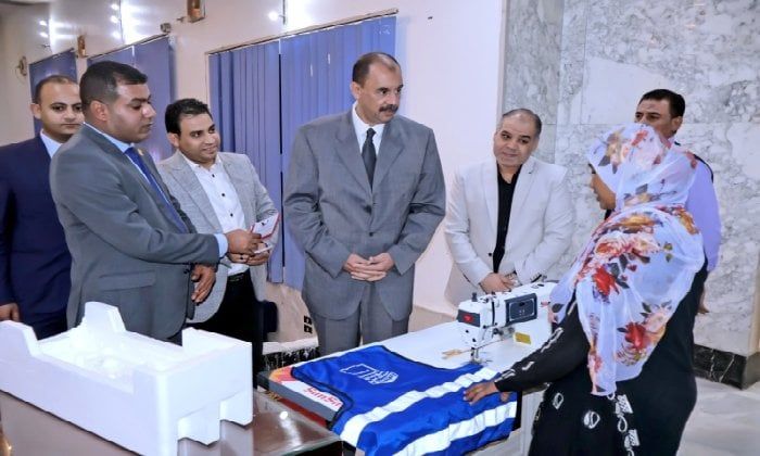 بالتعاون مع«حياة كريمة».. محافظ سوهاج يسلم ماكينات خياطة للسيدات الأولى بالرعاية بالتعاون مع«حياة كريمة».. محافظ سوهاج يسلم ماكينات خياطة للسيدات الأولى بالرعاية