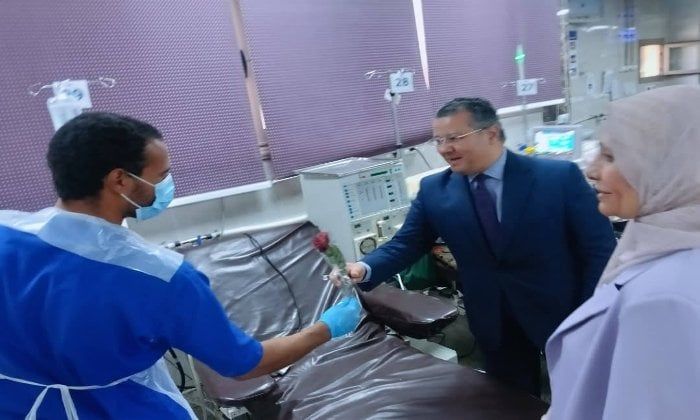 الدخاخني يقدم الورود لأعضاء هيئة تمريض مستشفيات جامعة بنها بمناسبة اليوم العالمى للتمريض الدخاخني يقدم الورود لأعضاء هيئة تمريض مستشفيات جامعة بنها بمناسبة اليوم العالمى للتمريض