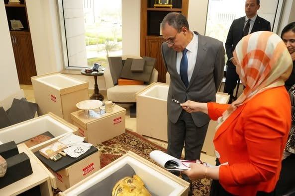 عاجل| مصر تستعيد 25 قطعة أثرية نادرة من أمريكا عاجل| مصر تستعيد 25 قطعة أثرية نادرة من أمريكا