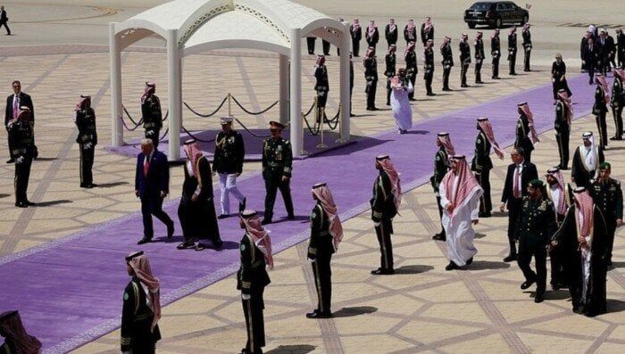 ما سر استخدام السجاد البنفسجي المفروش لاستقبال ترامب بالرياض بدلا من الأحمر؟ ما سر استخدام السجاد البنفسجي المفروش لاستقبال ترامب بالرياض بدلا من الأحمر؟
