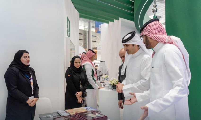 وزير الثقافة القطري يزور الجناح السعودي