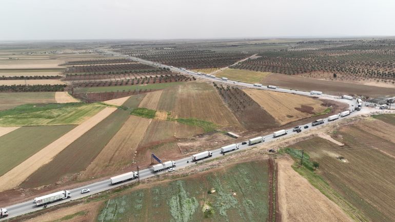 صورة جوية للشاحنات المحملة بالطحين في مدينة إعزاز بريف حلب بالداخل السوري 2