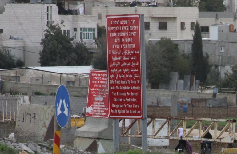 الخليل-لافتة تنبيه للإسرائيليين عن مناطق أ وب التابعة للسلطة الفلسطينية