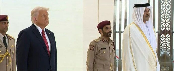 أمير دولة قطر يستقبل الرئيس الأمريكي في الديوان الأميري بالدوحة أمير دولة قطر يستقبل الرئيس الأمريكي في الديوان الأميري بالدوحة