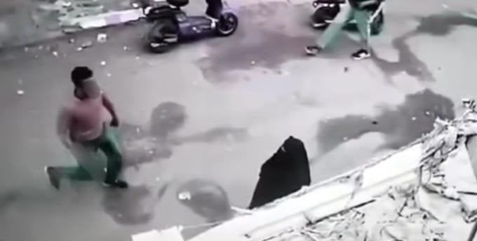 بـ «ساطور».. الأمن يفحص فيديو الاعتداء على امرأة ونجلها في المطرية بـ «ساطور».. الأمن يفحص فيديو الاعتداء على امرأة ونجلها في المطرية