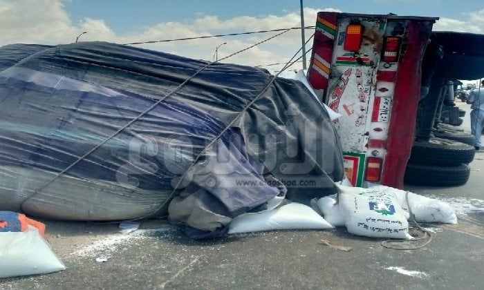 تحمل أطنان من الأسمدة.. انقلاب سيارة نقل على الطريق الدولي الساحلي بكفرالدوار |صور تحمل أطنان من الأسمدة.. انقلاب سيارة نقل على الطريق الدولي الساحلي بكفرالدوار |صور