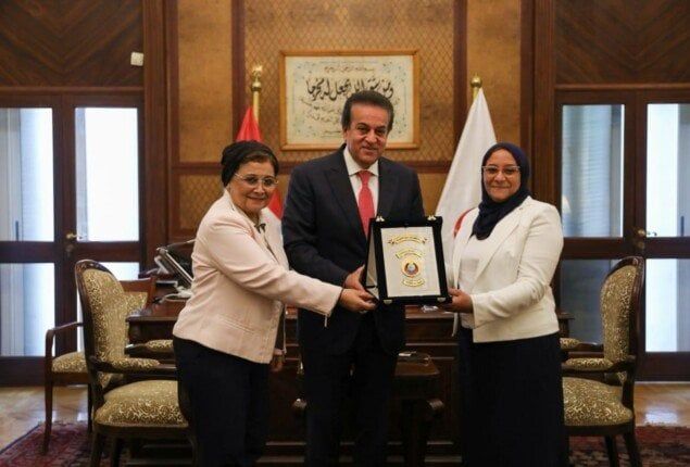 لإنقاذها حياة قاصر.. وزير الصحة يكرم رئيس قسم النساء والتوليد بمستشفى المنيرة لإنقاذها حياة قاصر.. وزير الصحة يكرم رئيس قسم النساء والتوليد بمستشفى المنيرة