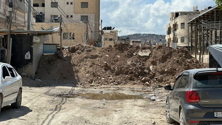 صورة ٣_ فاطمة محمود الجزيرة نت جنين فلسطين _ مدخل مخيم جنين _ الاقواس_ بعد هدمه بجرافات الاحتلال واغلاقه بالسواتر الترابية