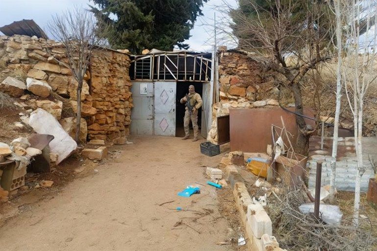 D جندي لبناني أمام مدخل مقر الجبهة الشعبية - القيادة العامة في قوسايا - البقاع - حساب الجيش اللبناني على X -