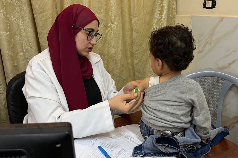 اخصائية التغذية سوزان معروف خلال فحص الأطفال