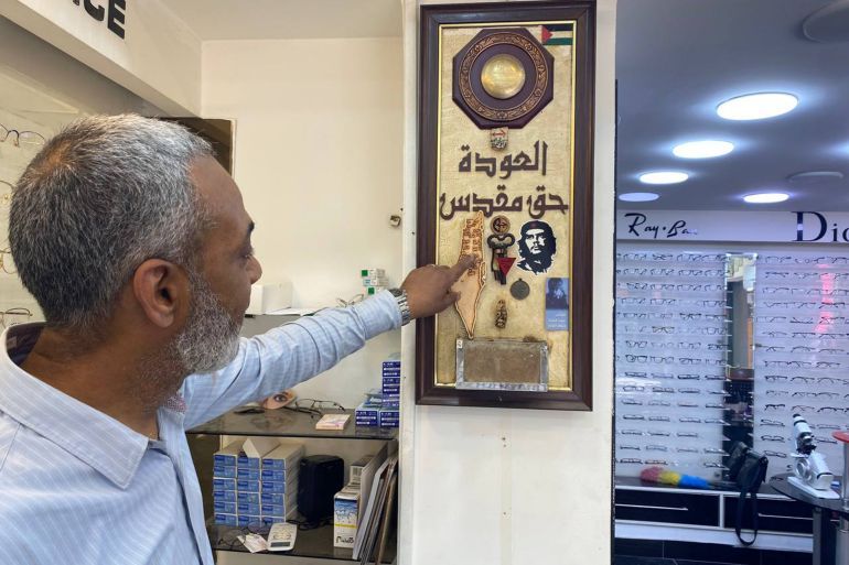 حق العودة حق مقدس .. بهذه الكلمات يؤكد إحسان لزبائنه من أبناء مخيم الوحدات.. الجزيرة نت.
