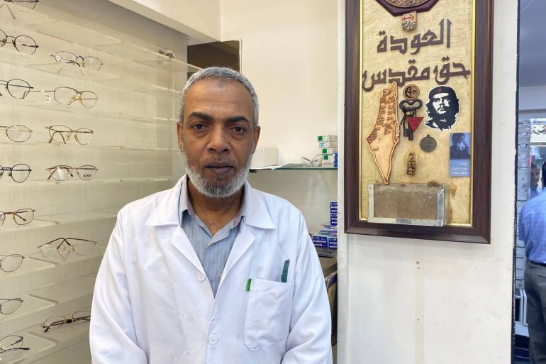يهدف اللاجئ إحسان ياسين للتخفيف من معاناة أبناء مخيم الوحدات من خلال مركزه للبصريات .. الجزيرة نت