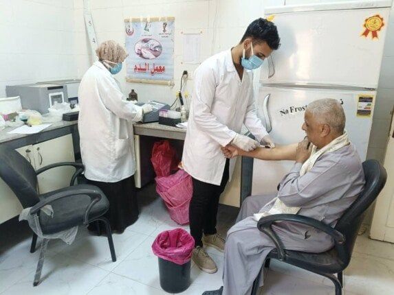 تحاليل وأشعة وتثقيف صحي.. خدمات متكاملة قدمتها قافلة «صحة المنيا» لأهالي النويرات تحاليل وأشعة وتثقيف صحي.. خدمات متكاملة قدمتها قافلة «صحة المنيا» لأهالي النويرات