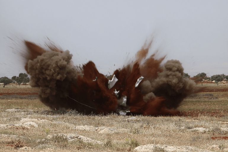 لحظة تفجير قذيفة من مخلفات الحرب_