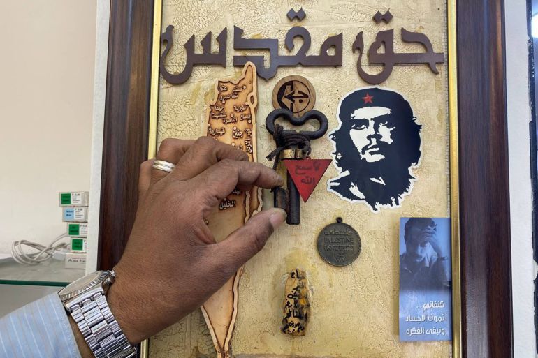 حق العودة حق مقدس .. بهذه الكلمات يؤكد إحسان لزبائنه من أبناء مخيم الوحدات.. الجزيرة نت