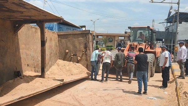 دون إصابات.. انقلاب سيارة نقل محملة بالرمل في كفر الشيخ | صور دون إصابات.. انقلاب سيارة نقل محملة بالرمل في كفر الشيخ | صور