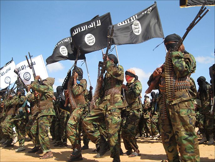 مقاتلون من الشباب المجاهدين في استعراض لهم في مناسبة لانضمام حركة الشباب إلى تنظيم القاعدة 13 فبراير 2012