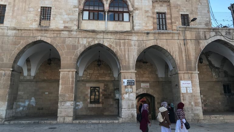 بيت الفتياني-بيت الفتياني كما يبدو من داخل المسجد حيث يشترك مع سور المسجد الغربي ويبرز بشكل واضح داخله فوق الرواق الغربي-