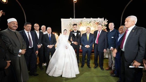محافظ أسيوط يشهد حفل زفاف فتاة يتيمة ويوفر لها مستلزمات الحياة الكريمة محافظ أسيوط يشهد حفل زفاف فتاة يتيمة ويوفر لها مستلزمات الحياة الكريمة