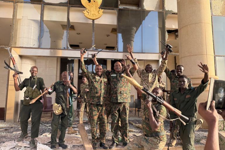 قوات من الجيش السوداني من داخل القصر الجمهوري اليوم