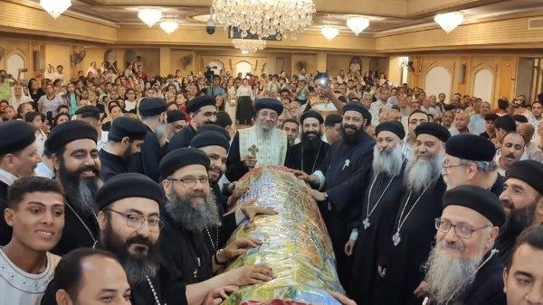 تطييب رفات الشهيدة دولاجي وأولادها الأربعة في كنيستها بإسنا| صور تطييب رفات الشهيدة دولاجي وأولادها الأربعة في كنيستها بإسنا| صور
