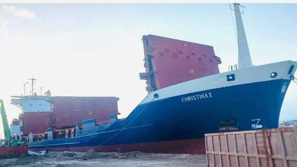 استئناف تصدير الملح من ميناء غرب بورسعيد بعد توقف 3 سنوات استئناف تصدير الملح من ميناء غرب بورسعيد بعد توقف 3 سنوات