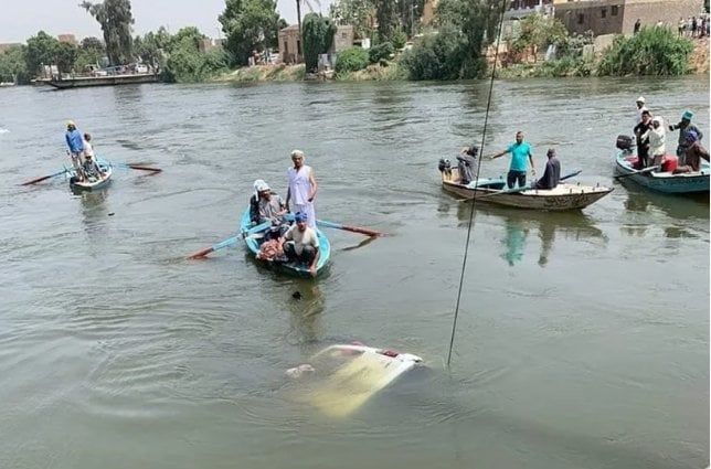 هربًا من موجة الحر.. انتشال جثمان طالب غرق بنيل المنيا هربًا من موجة الحر.. انتشال جثمان طالب غرق بنيل المنيا