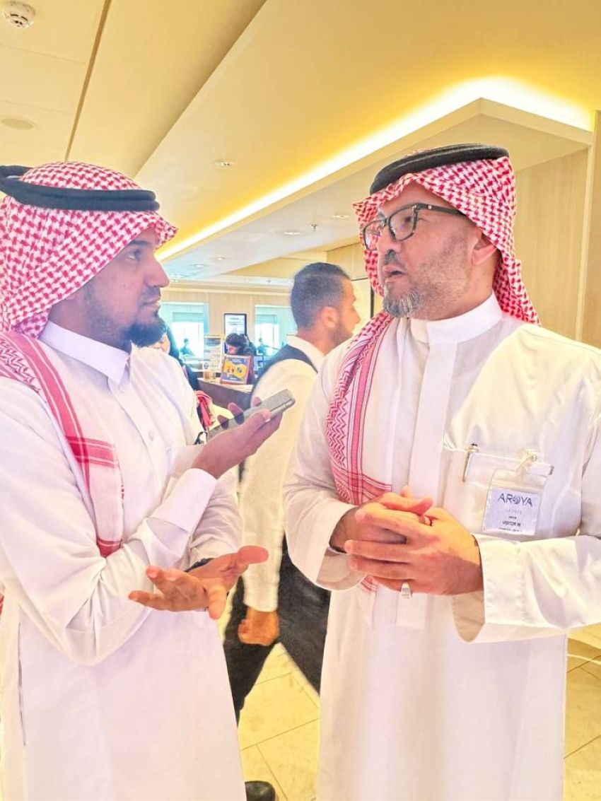 العوهلي يتحدَّث للزميل الناشري العوهلي يتحدَّث للزميل الناشري