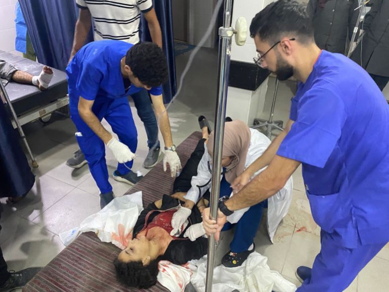 علاج الإصابات التي وصلت مستشفى العودة شمال قطاع غزة. مصدرها قسم الإعلام بمستشفى العودة.