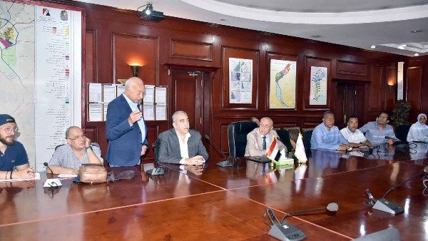 محافظ الأقصر يستقبل وفد هيئة الأنفاق لبحث مشروع القطار الكهربائي السريع محافظ الأقصر يستقبل وفد هيئة الأنفاق لبحث مشروع القطار الكهربائي السريع