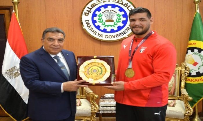بعد حصوله على ذهبية أفريقيا فى المصارعة الرومانية.. محافظ الدقهلية يُكرم عبد اللطيف مناع ابن دكرنس بعد حصوله على ذهبية أفريقيا فى المصارعة الرومانية.. محافظ الدقهلية يُكرم عبد اللطيف مناع ابن دكرنس