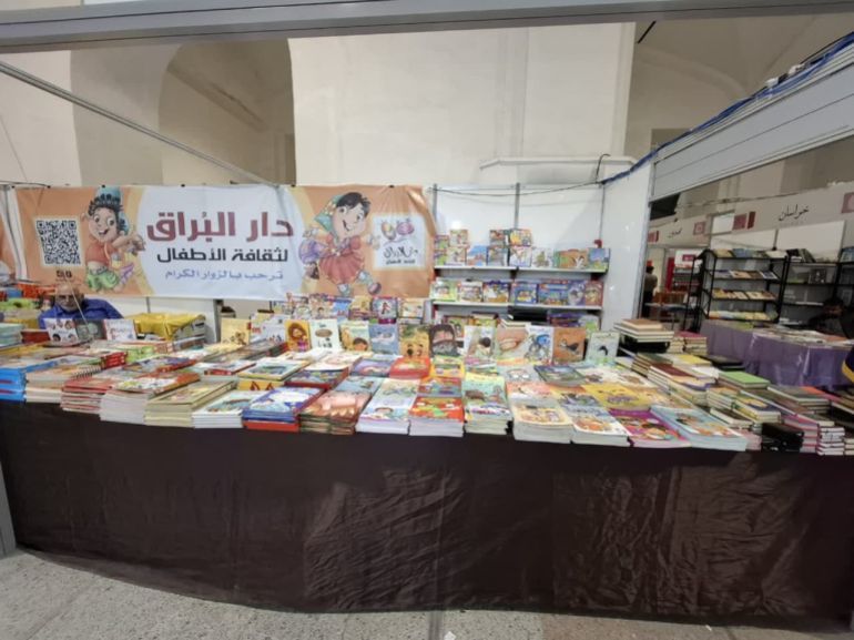 الهدوء يهيمن على جناح الكتب العربية بمعرض طهران للكتاب (الجزيرة)