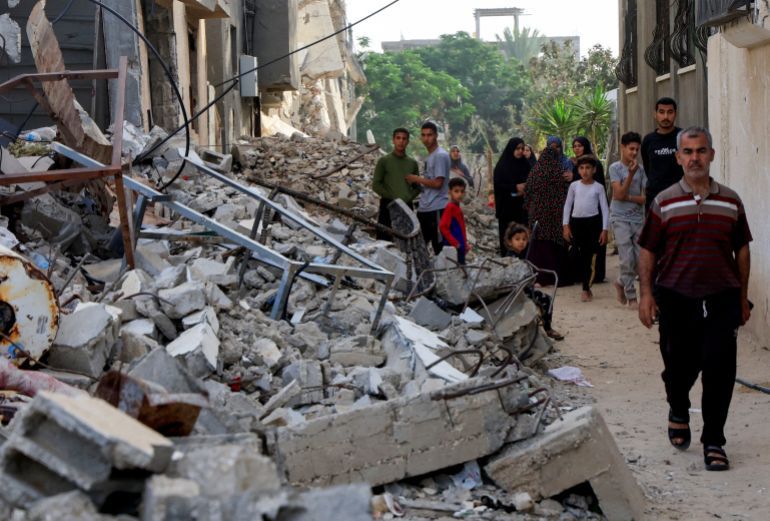 Palestinians inspect the site of an Israeli strike, in Khan Younis, southern Gaza Strip, May 19, 2025. REUTERS/Hatem Khaled