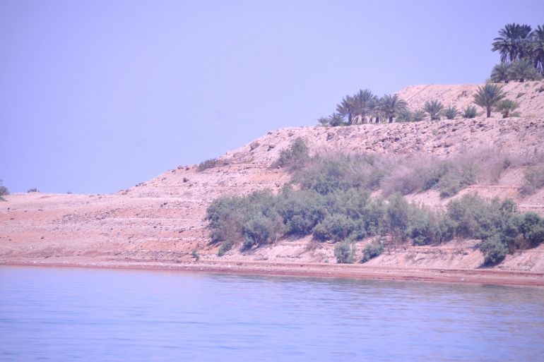 مياه البحر الميت تنحسر بسبب قلة مياه نهر الأردن. الجزيرة البحر الميت