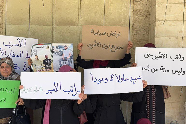 أهالي الأسرى في جنين يعتصمون أمام مقر هيئة شؤون الأسرى والمحررين للمطالبة بإعادة السلطة لرواتب أبنائهم شبكة قدس الإخبارية @qudsn