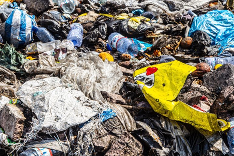 Gambela street in Kinshasa, where plastic waste have invaded people environment. Photo : Matadi