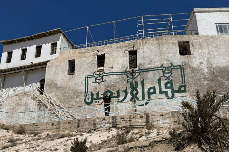 مقام الأربعين المصدر: الجزيرة نت