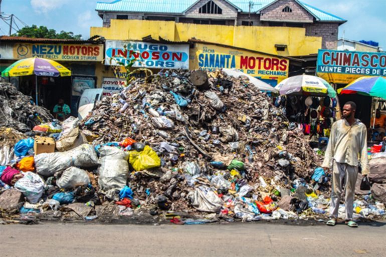 Gambela street in Kinshasa, where plastic waste have invaded people environment. Photo : Matadi
