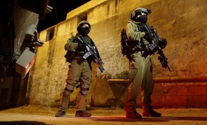 الاحتلال الإسرائيلي يقتحم بلدة فرعون جنوب طولكرم ويعتقل شابًا فلسطينيًا الاحتلال الإسرائيلي يقتحم بلدة فرعون جنوب طولكرم ويعتقل شابًا فلسطينيًا