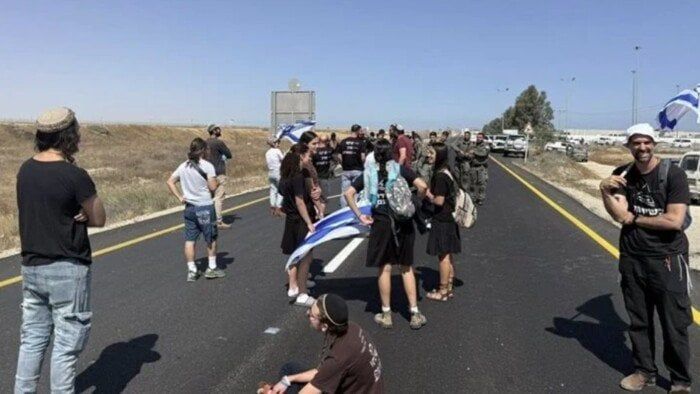 مستوطنون يعترضون شاحنات المساعدات قبل دخولها قطاع غزة مستوطنون يعترضون شاحنات المساعدات قبل دخولها قطاع غزة