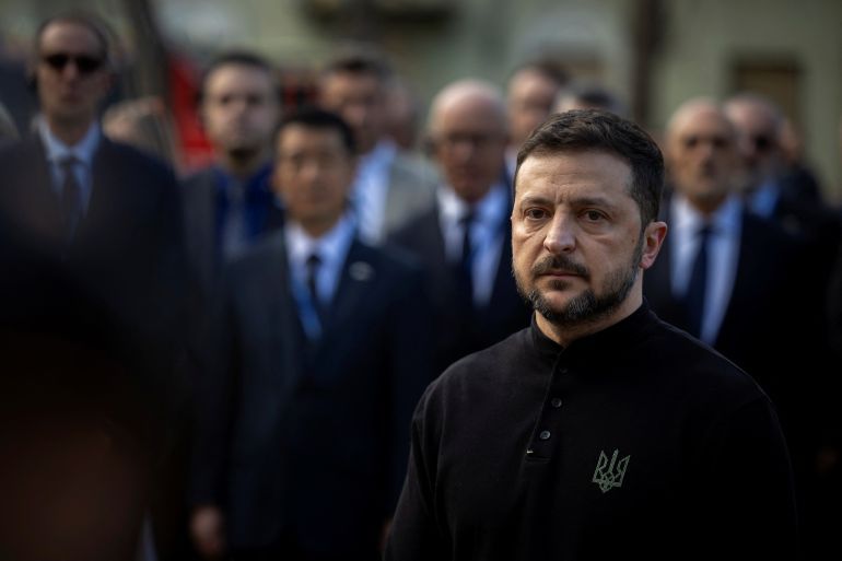 Ukraine’s President Volodymyr Zelenskiy and members of diplomatic missions to Ukraine visit the site of a Russian missile strike on a residential area where multiple children and adults were killed, amid Russia's attack on Ukraine, in Kyiv, Ukraine, April 25, 2025. REUTERS/Thomas Peter