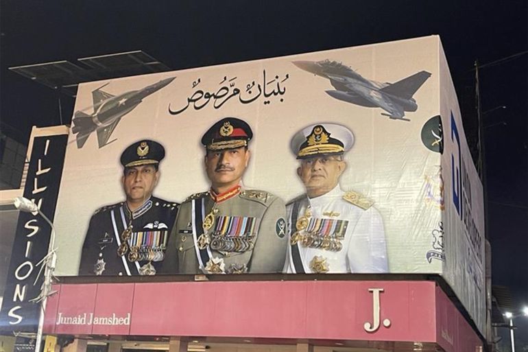 لوحات كبيرة في إسلام اباد احتفالا بإنجاز الجيش في مواجهة الهند ( الجزيرة نت / شاهر)