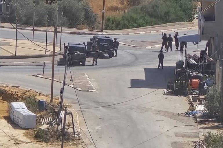 الاحتلال يواصل اقتحام وحصار بلدات غرب سلفيت لليوم الثامن على التوالي ويفرض حضراً للتجول فيها