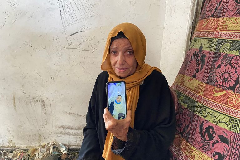خسرت آمنة الصرفندي 26 كيلو غراما من وزنها وتغيرت ملامحها وفتكت بها الأمراض-رائد موسى-خان يونس-الجزيرة نت