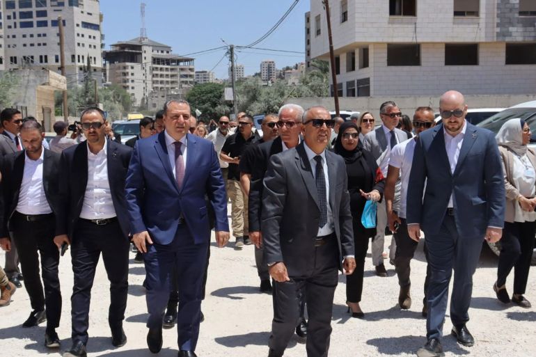 من تواجد الدبلوماسيين أمام البوابة الحديدية التي اقامها جيش الاحتلال على مدخل مخيم جنين الشرقي