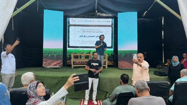 عرض مسرحي لتقديم رسائل توعوية مبتكرة للمزارعين بمدينة إسنا في الأقصر عرض مسرحي لتقديم رسائل توعوية مبتكرة للمزارعين بمدينة إسنا في الأقصر