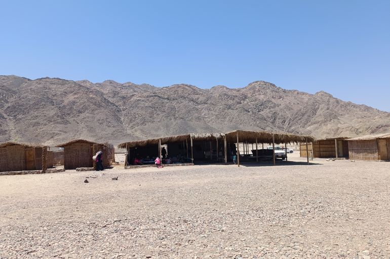 الكمبات البسيطة المعدة للإقامة على شاطئ البحر مباشرة